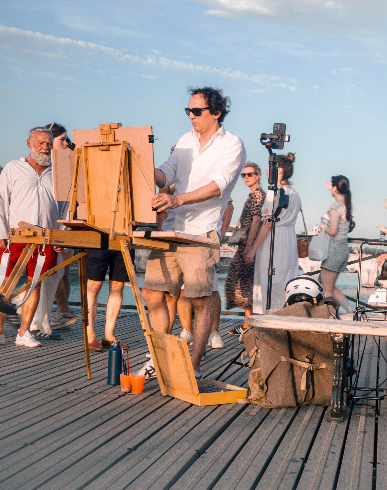 Matthieu Darrasse peignant sur le motif au chevalet, sur le pont des Arts