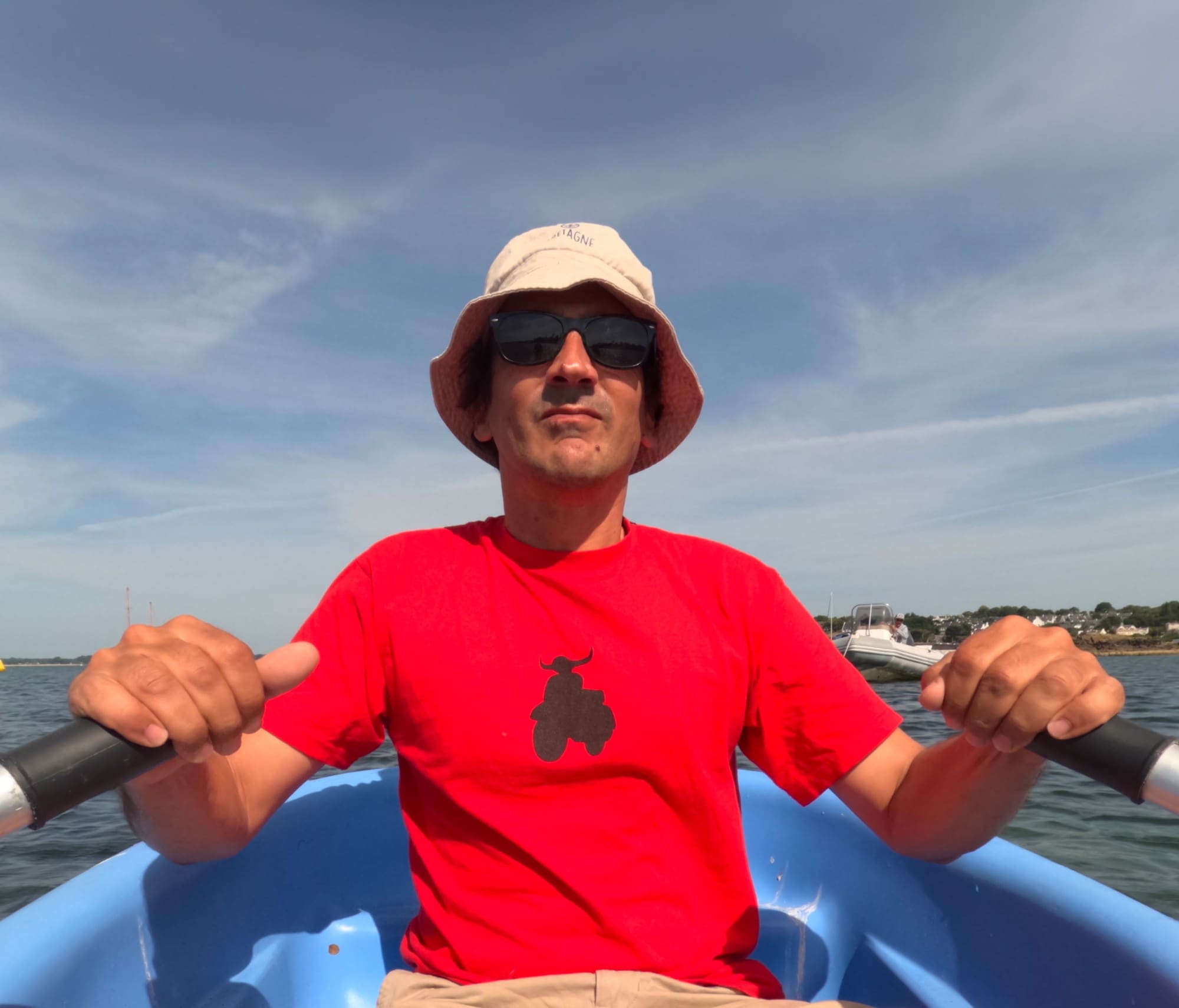 Matthieu Darrasse en barque, tee-shirt Scootoro