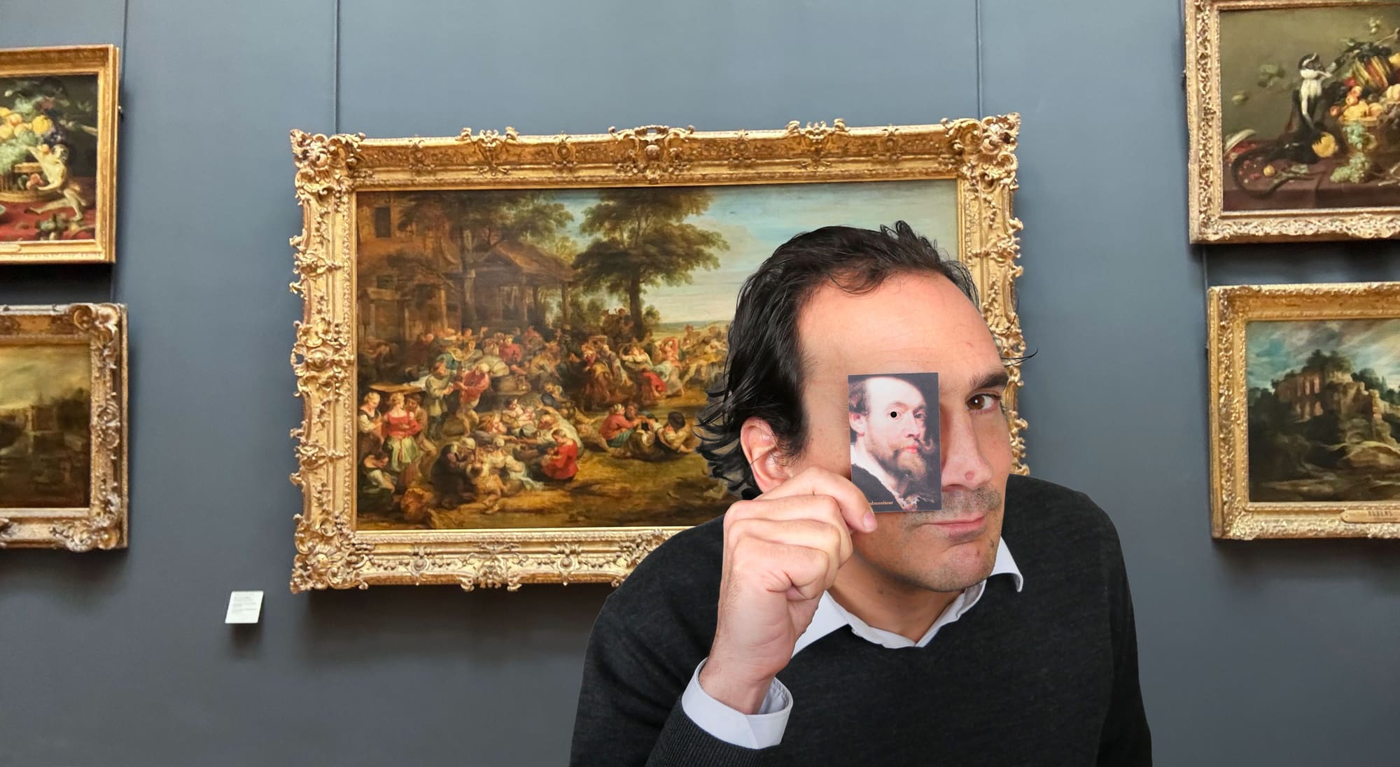 Matthieu Darrasse devant une kermesse de Rubens, une carte de L'Admoniteur au portrait de Rubens devant l'œil