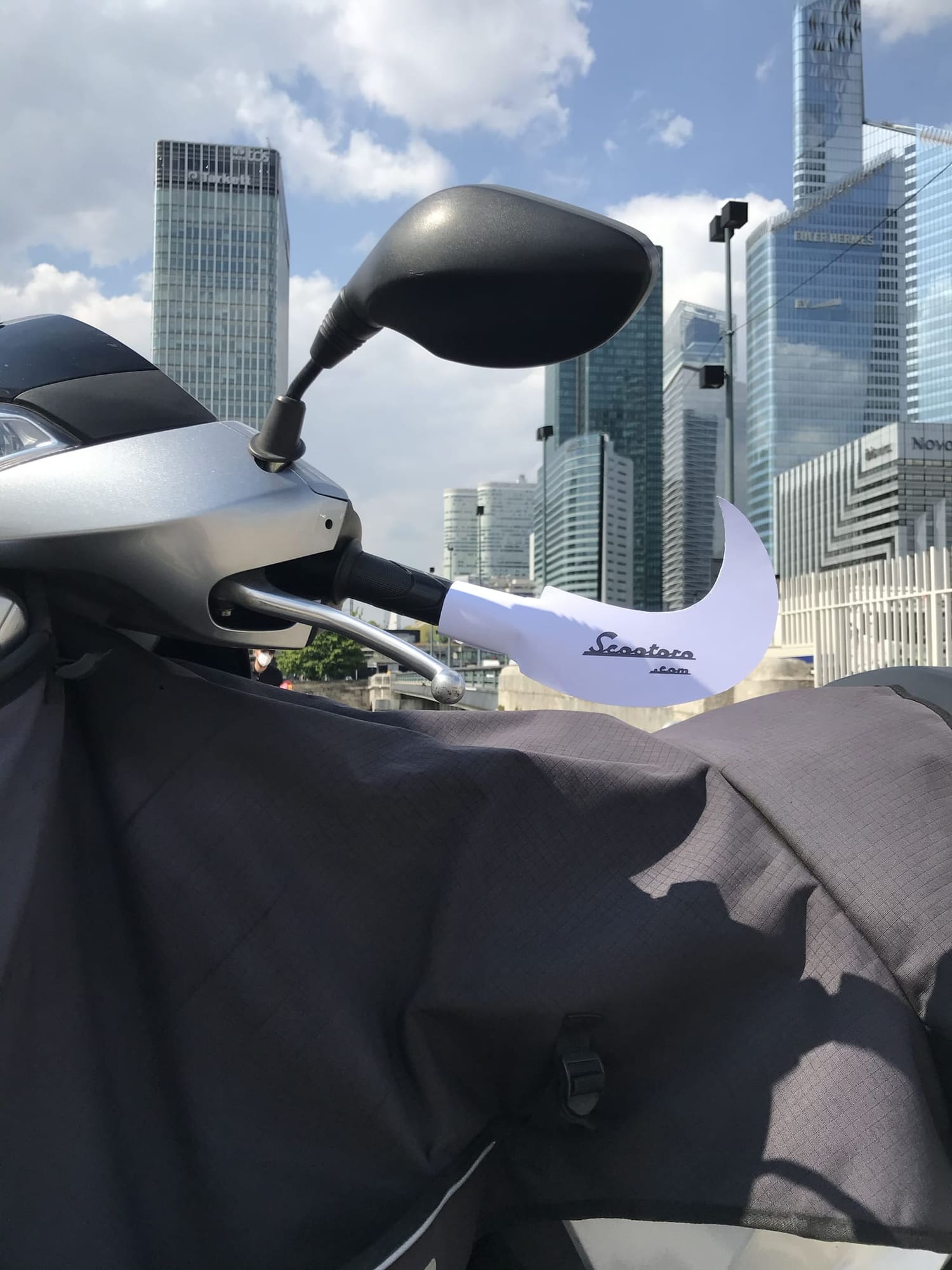 La corne en place sur un rétroviseur, à La Défense.